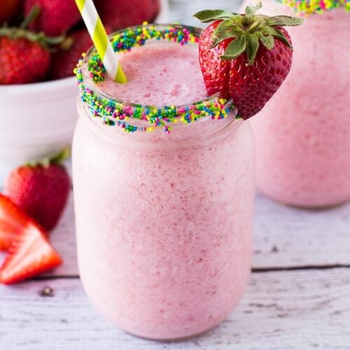 Strawberry Smoothie – Deliciously Sprinkled