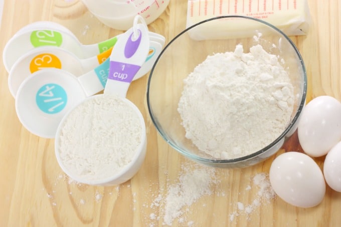 How to measure flour for baking