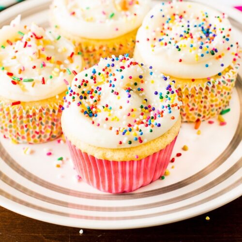 Vanilla Cupcakes – Deliciously Sprinkled