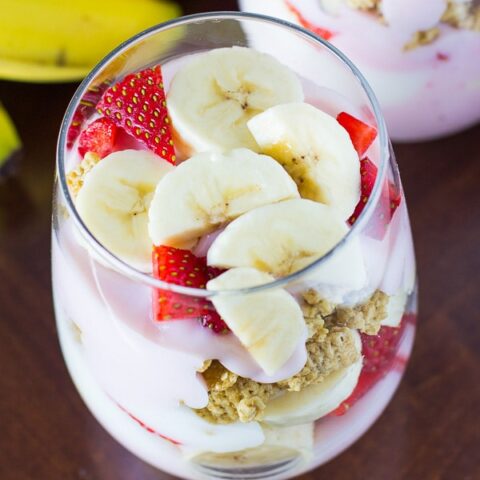 Strawberry Banana Yogurt Parfaits – Deliciously Sprinkled
