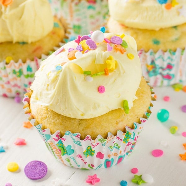 Funfetti Cupcakes – Deliciously Sprinkled