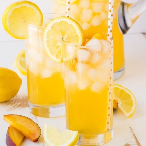 Fresh Peach Lemonade – Deliciously Sprinkled