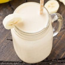 Receta de batidos de plátano hechos con plátano, leche de almendras, yogur.