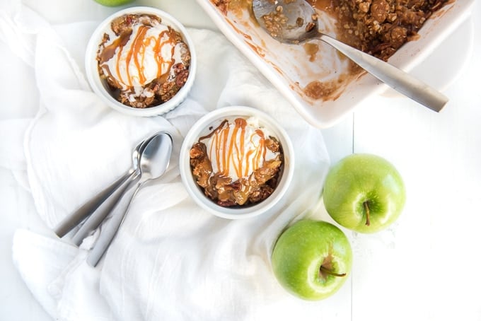 apple crisp being served overhead