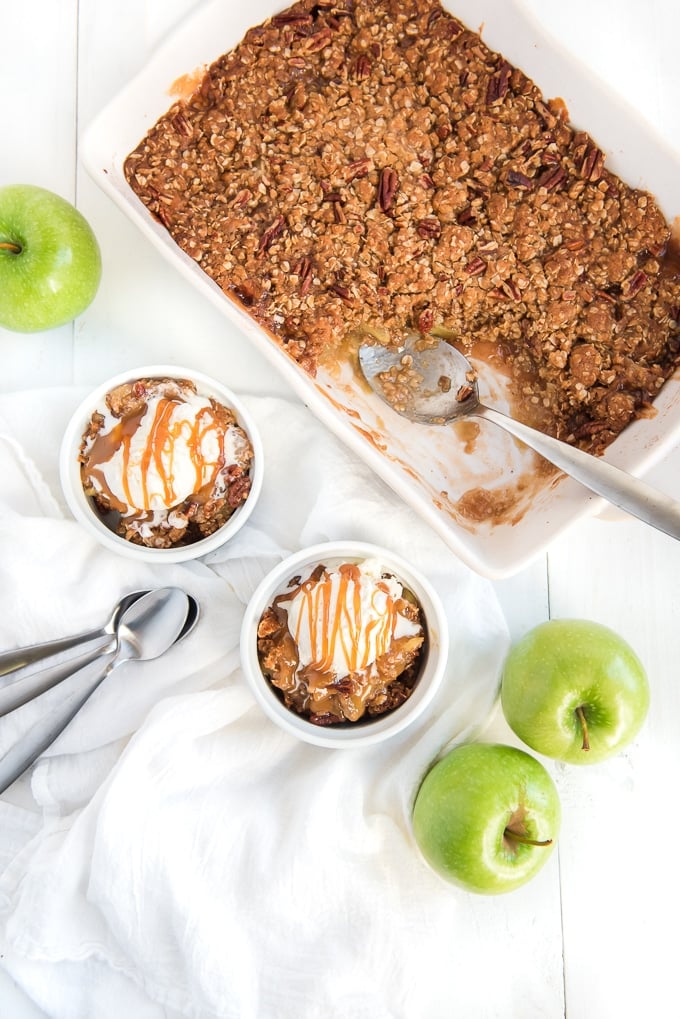 apple crisp being served overhead