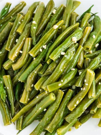 Blanched green beans in a serving bowl ready to enjoy.