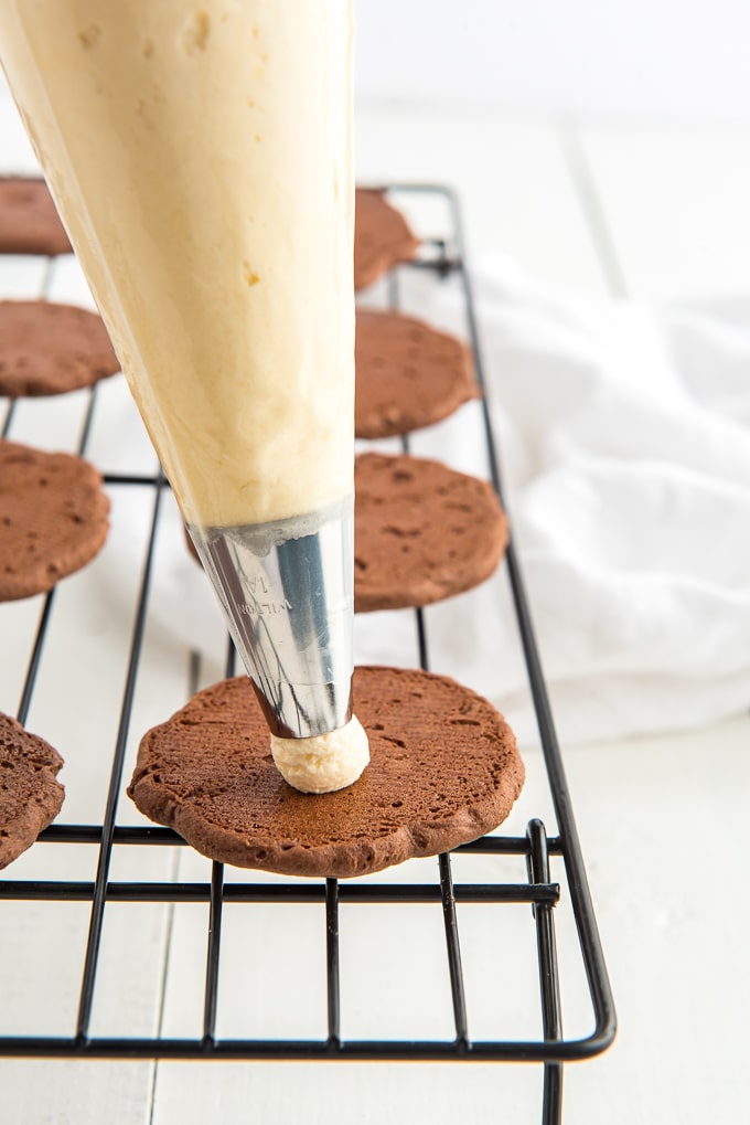 Filling chocolate cookies with buttercream frosting